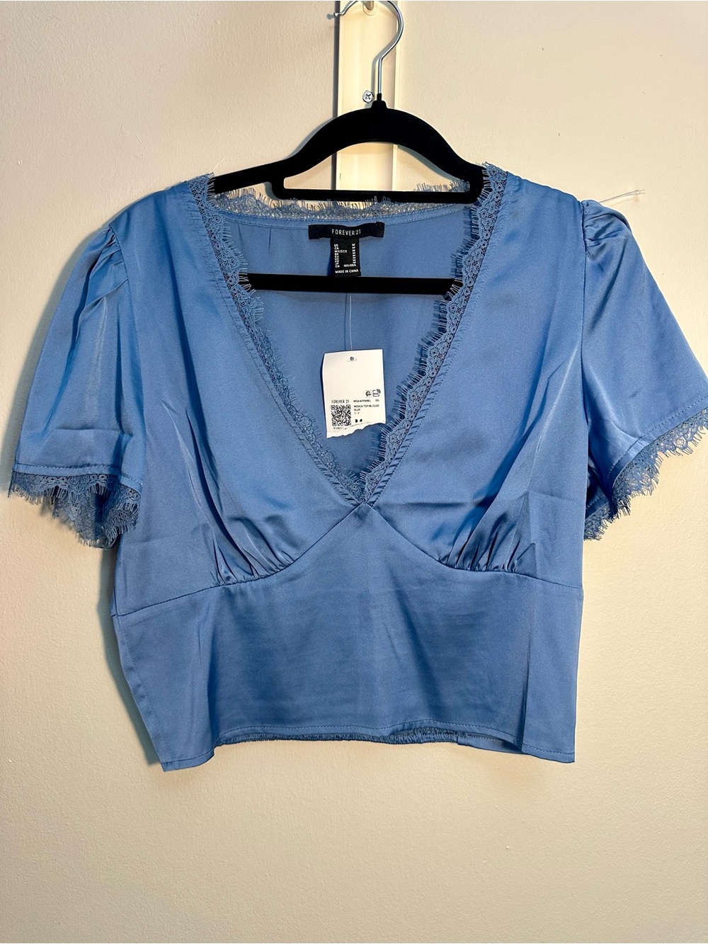 Forever 21 NWT Light Blue Satin Blouse V-neckline Lace Trim Cropped Size Medium